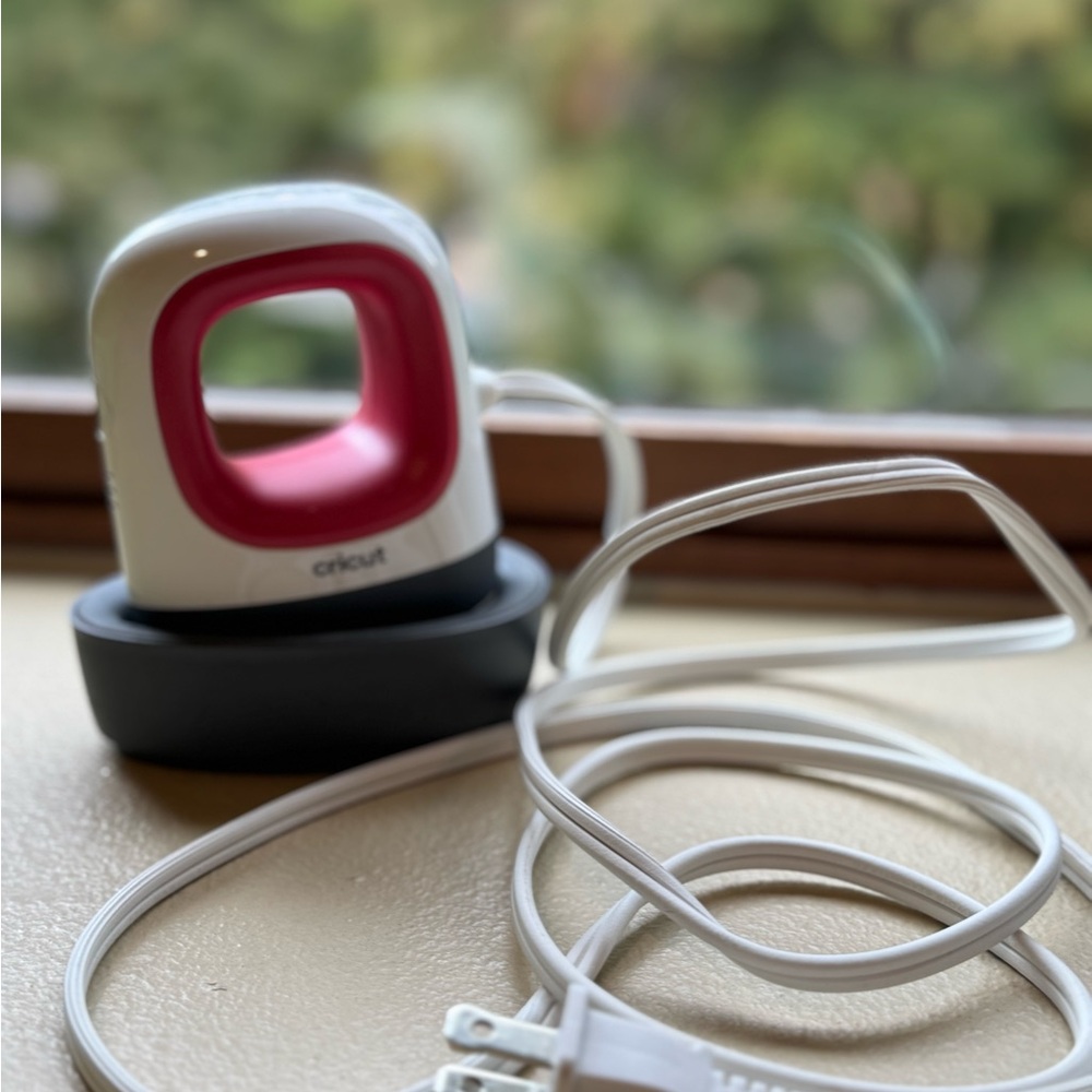 Cricut Compact Heat Press in White and Pink